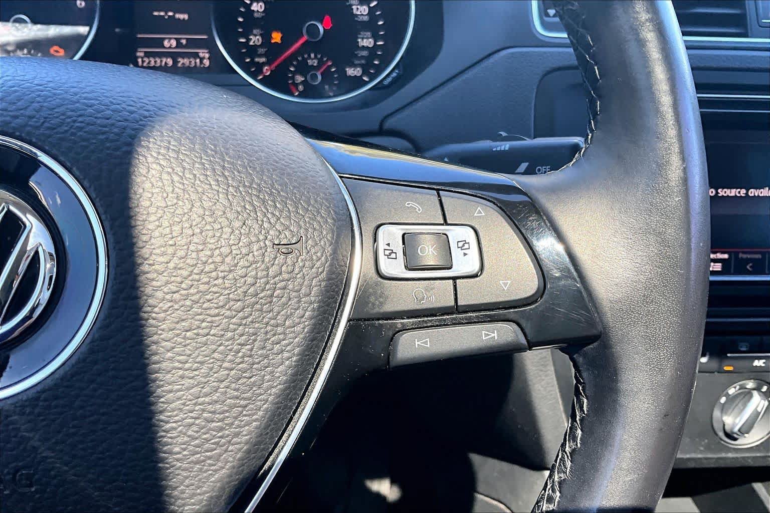 Used 2017 Volkswagen Jetta SE FWD image 25