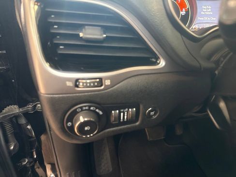 Used 2021 Jeep Cherokee Limited AWD/4WD image 21