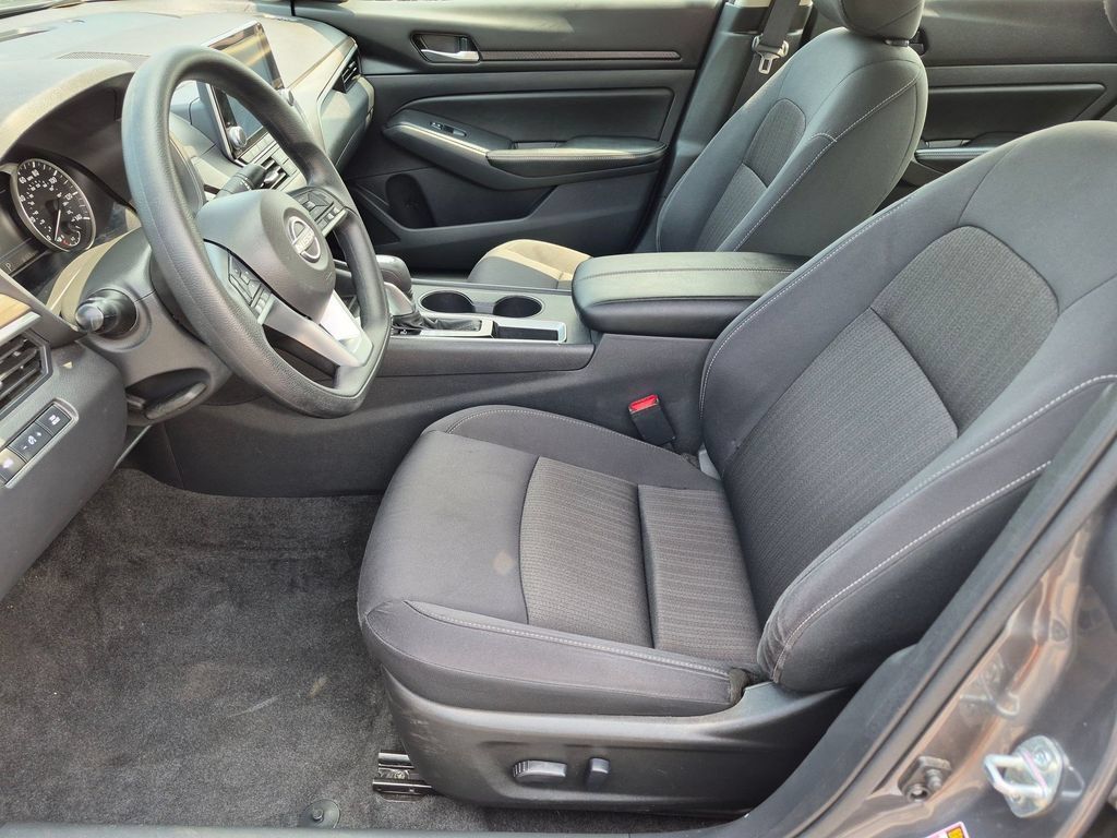 Used 2025 Nissan Altima 2.5 SV FWD image 11
