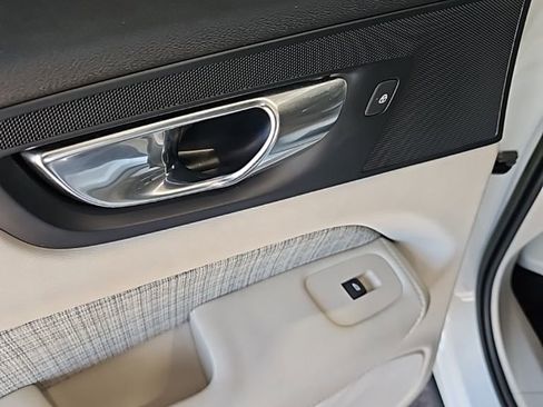 Used 2022 Volvo XC60 B5 Momentum image 22