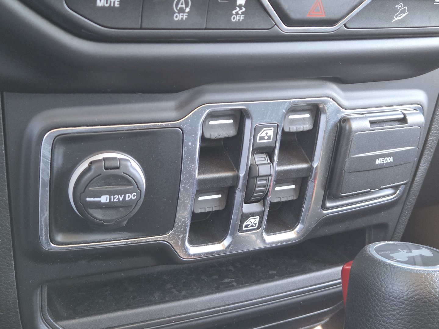 Used 2020 Jeep Wrangler Unlimited Sahara w/ LED Lighting Group AWD/4WD image 28