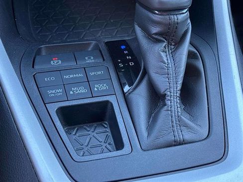 Used 2020 Toyota RAV4 XLE Premium image 21