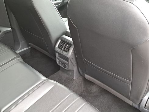 Used 2024 Volkswagen Tiguan SE image 11