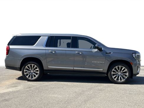 Used 2021 GMC Yukon XL Denali w/ Denali Premium Package image 30