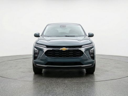 Used 2025 Chevrolet Trax LT FWD image 2