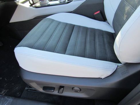 New 2025 Mitsubishi Outlander SE image 13