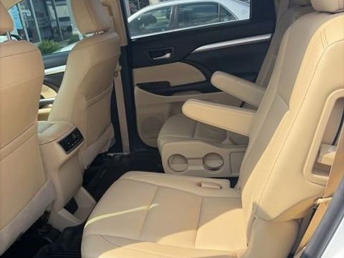 Used 2018 Toyota Highlander XLE FWD image 16