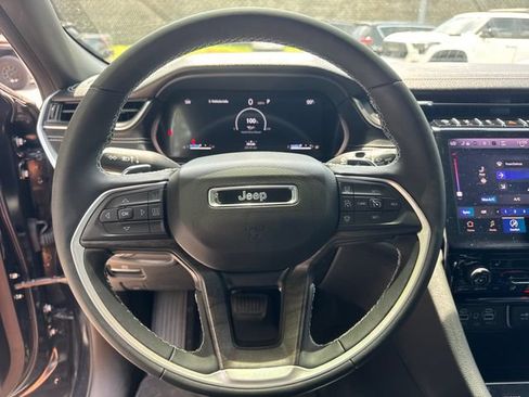 Used 2024 Jeep Grand Cherokee Limited w/ Black Appearance Package AWD/4WD image 19