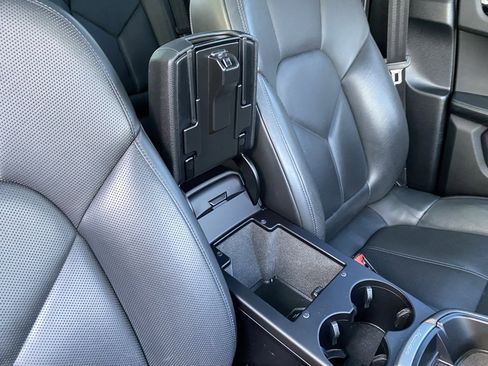 Used 2022 Porsche Macan image 40