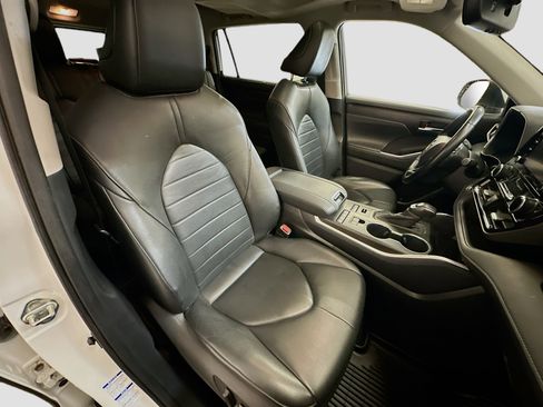 Used 2020 Toyota Highlander XLE image 35