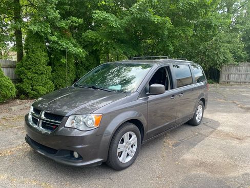 Used 2019 Dodge Grand Caravan SXT FWD image 1