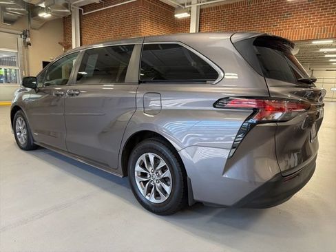 Used 2021 Toyota Sienna LE FWD image 5