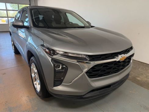 Used 2024 Chevrolet Trax LS w/ LS Convenience Package FWD image 5