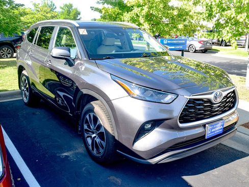 Used 2024 Toyota Highlander XLE AWD/4WD image 4