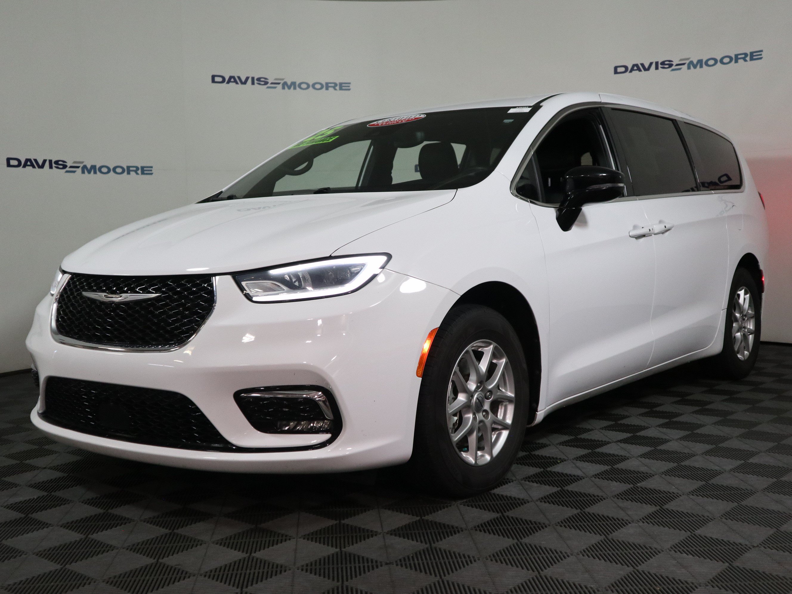 Used 2025 Chrysler Pacifica Select FWD image 12