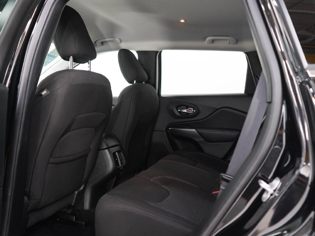 Used 2019 Jeep Cherokee Latitude w/ Cold Weather Group AWD/4WD image 17
