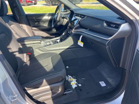 New 2025 Jeep Grand Cherokee Laredo X image 11