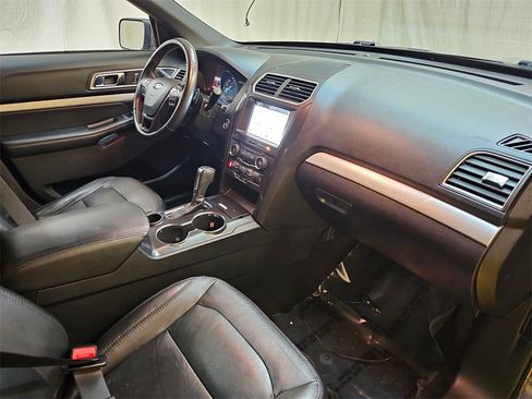 Used 2017 Ford Explorer XLT w/ Equipment Group 202A image 12