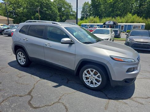 Used 2016 Jeep Cherokee Latitude w/ Safety/Convenience Group FWD image 3