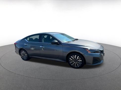 Used 2025 Nissan Altima 2.5 SV FWD image 2