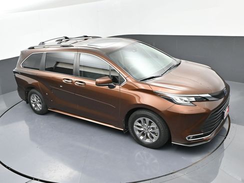 Used 2023 Toyota Sienna XLE image 32