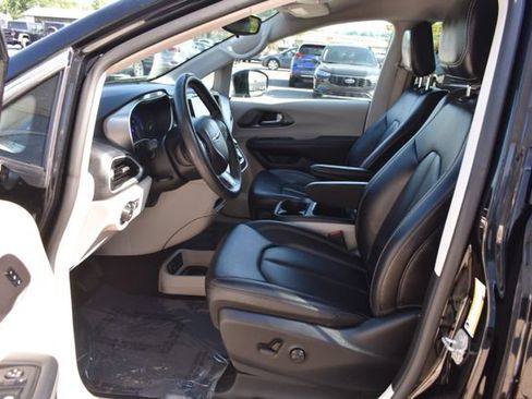 Used 2024 Chrysler Pacifica Touring-L FWD image 3