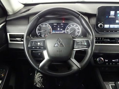 Used 2022 Mitsubishi Outlander SE image 24