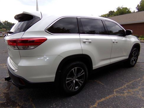 Used 2019 Toyota Highlander LE AWD/4WD image 6