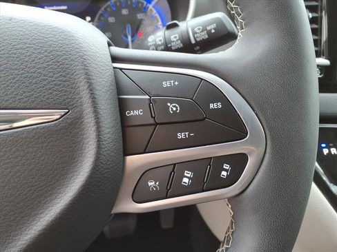 Used 2024 Chrysler Pacifica Touring-L image 20