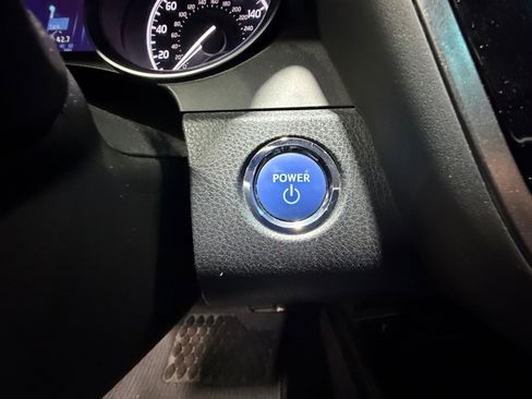 Used 2018 Toyota Camry XLE image 30