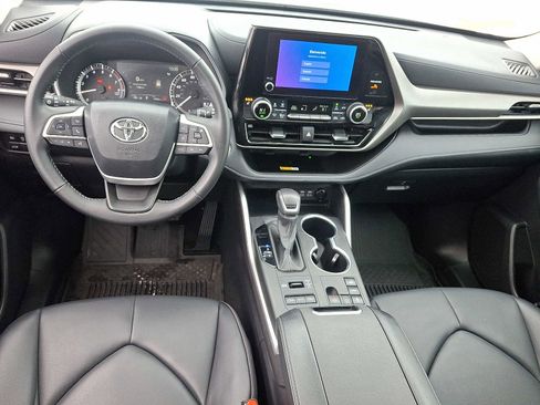 Certified 2024 Toyota Highlander XLE image 16