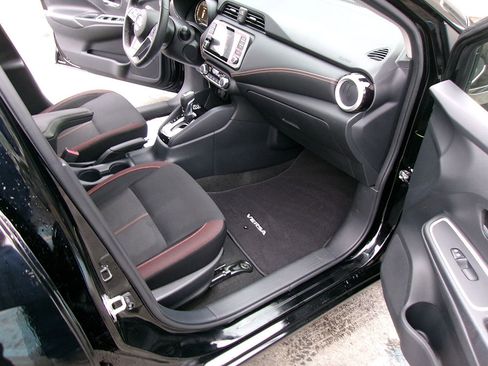 Used 2022 Nissan Versa SR w/ Convenience Package image 10