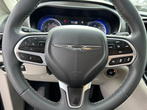 Used 2023 Chrysler Pacifica Touring-L image 24