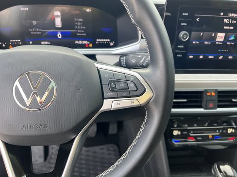 Certified 2025 Volkswagen Taos SE image 19
