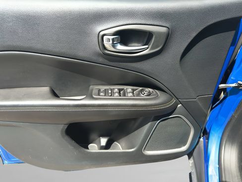 Used 2020 Jeep Compass Latitude FWD image 11