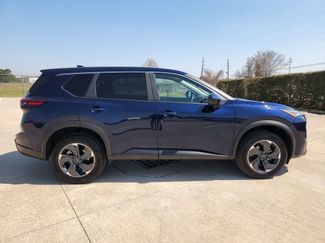 Used 2025 Nissan Rogue SV video 4