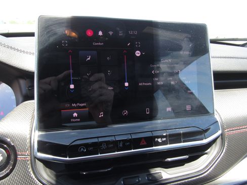 Used 2025 Jeep Compass Trailhawk AWD/4WD image 18