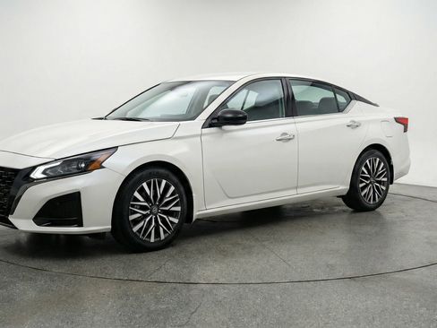 Used 2025 Nissan Altima 2.5 SV image 3