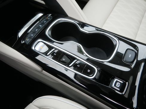 Used 2022 Buick Envision Avenir w/ Technology Package II image 32