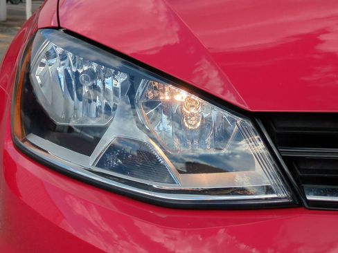 Used 2016 Volkswagen Golf Limited Edition image 10