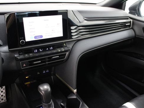 Used 2025 Toyota Camry SE w/ Convenience Package FWD image 15