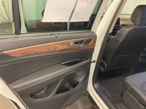 Used 2025 Volkswagen Atlas SE image 30