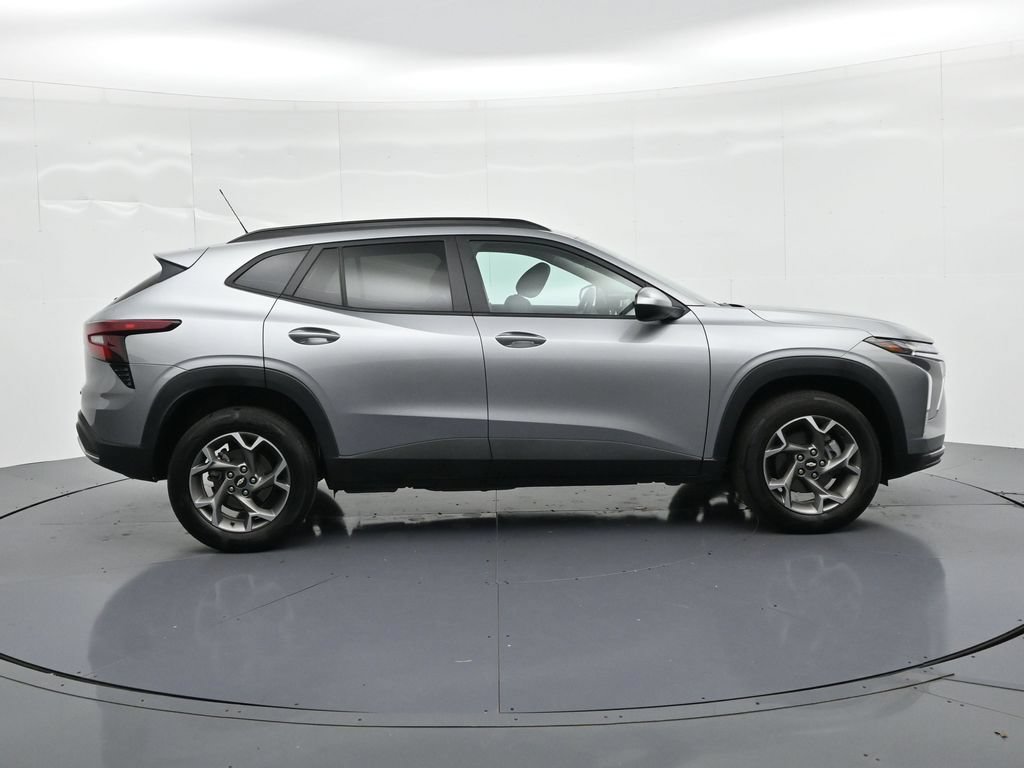 Used 2025 Chevrolet Trax LT FWD image 5