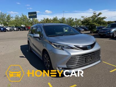 Used 2025 Toyota Sienna Platinum