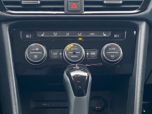 Certified 2024 Volkswagen Taos SE image 11