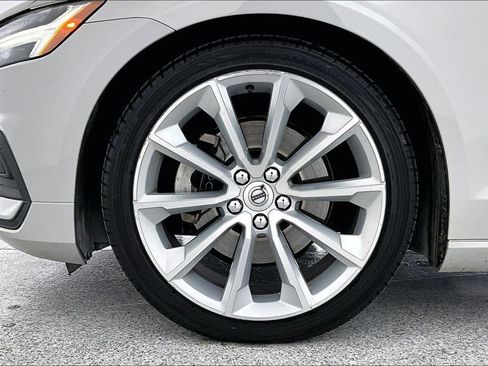 Used 2019 Volvo S60 T5 Momentum w/ Multimedia Package image 11