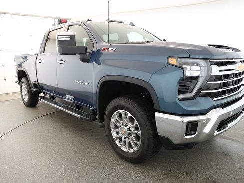 Used 2025 Chevrolet Silverado 3500 LTZ w/ LTZ Premium Package image 3