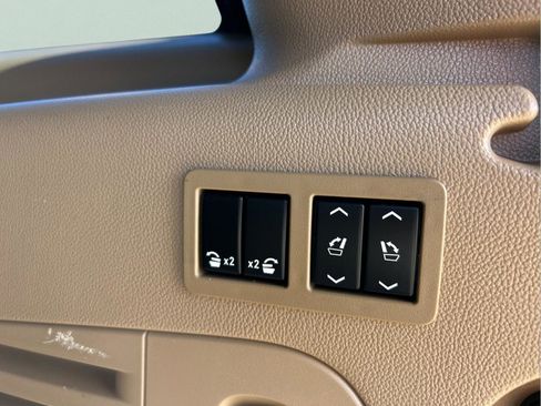 Used 2018 Cadillac Escalade ESV Platinum image 44