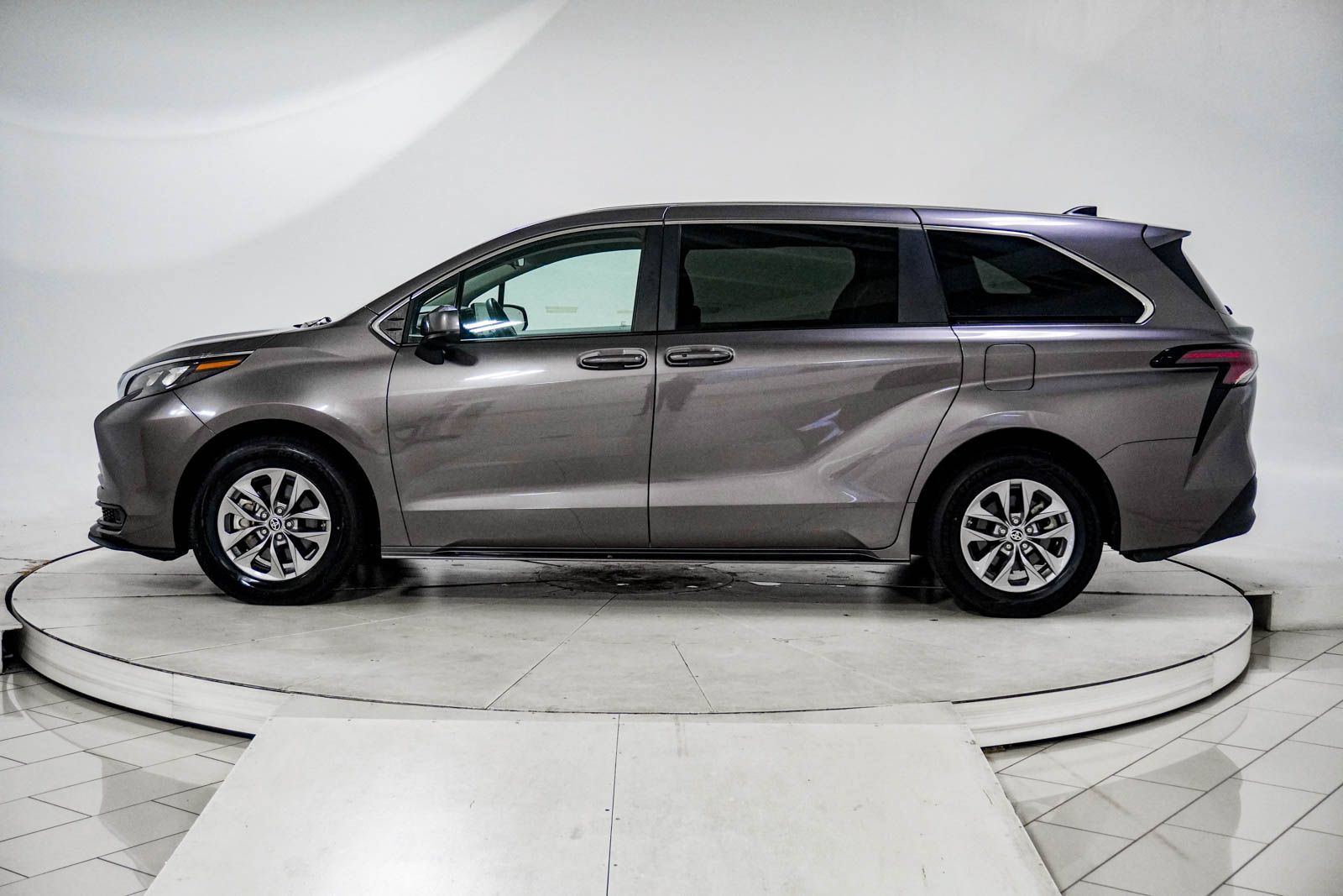 Used 2024 Toyota Sienna LE FWD image 5