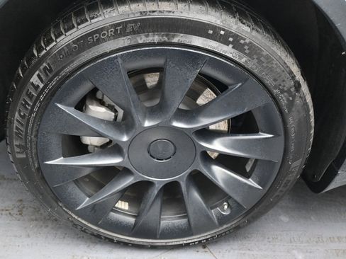 Used 2022 Tesla Model Y Long Range image 40